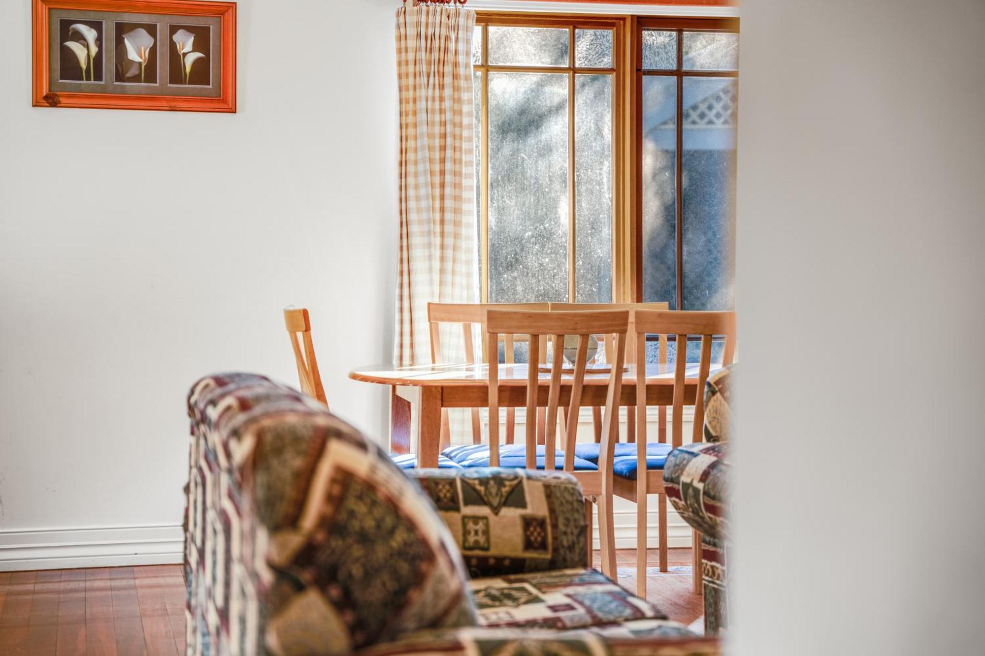 Whispering Pines Cottages Wentworth Falls Room photo