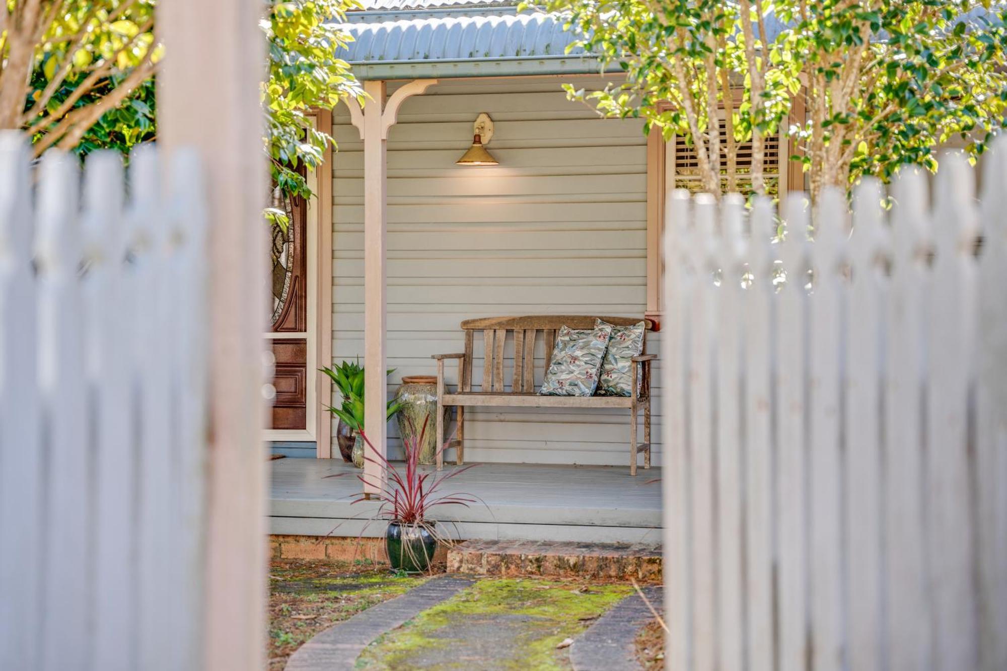 Whispering Pines Cottages Wentworth Falls Room photo
