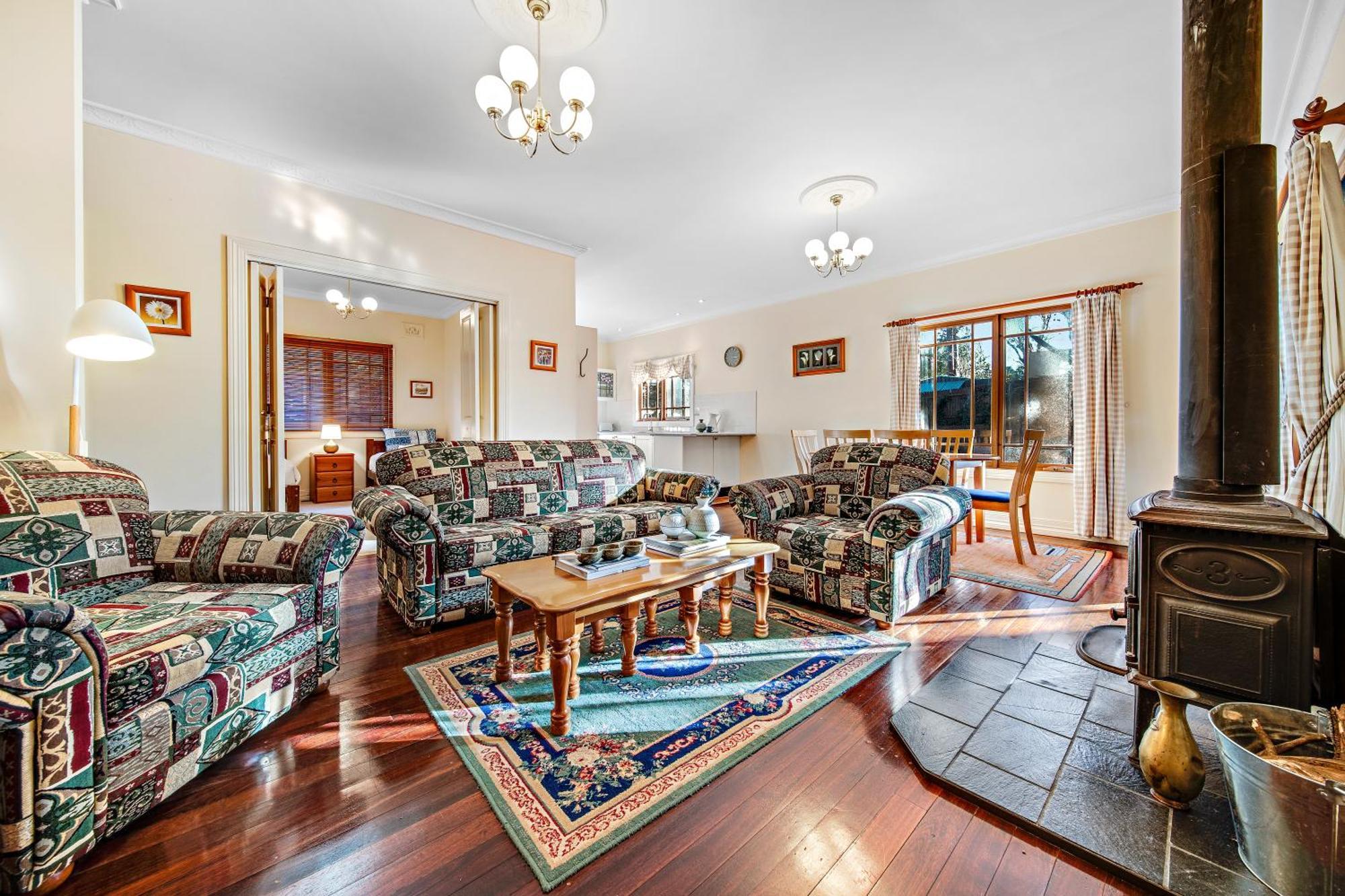 Whispering Pines Cottages Wentworth Falls Room photo